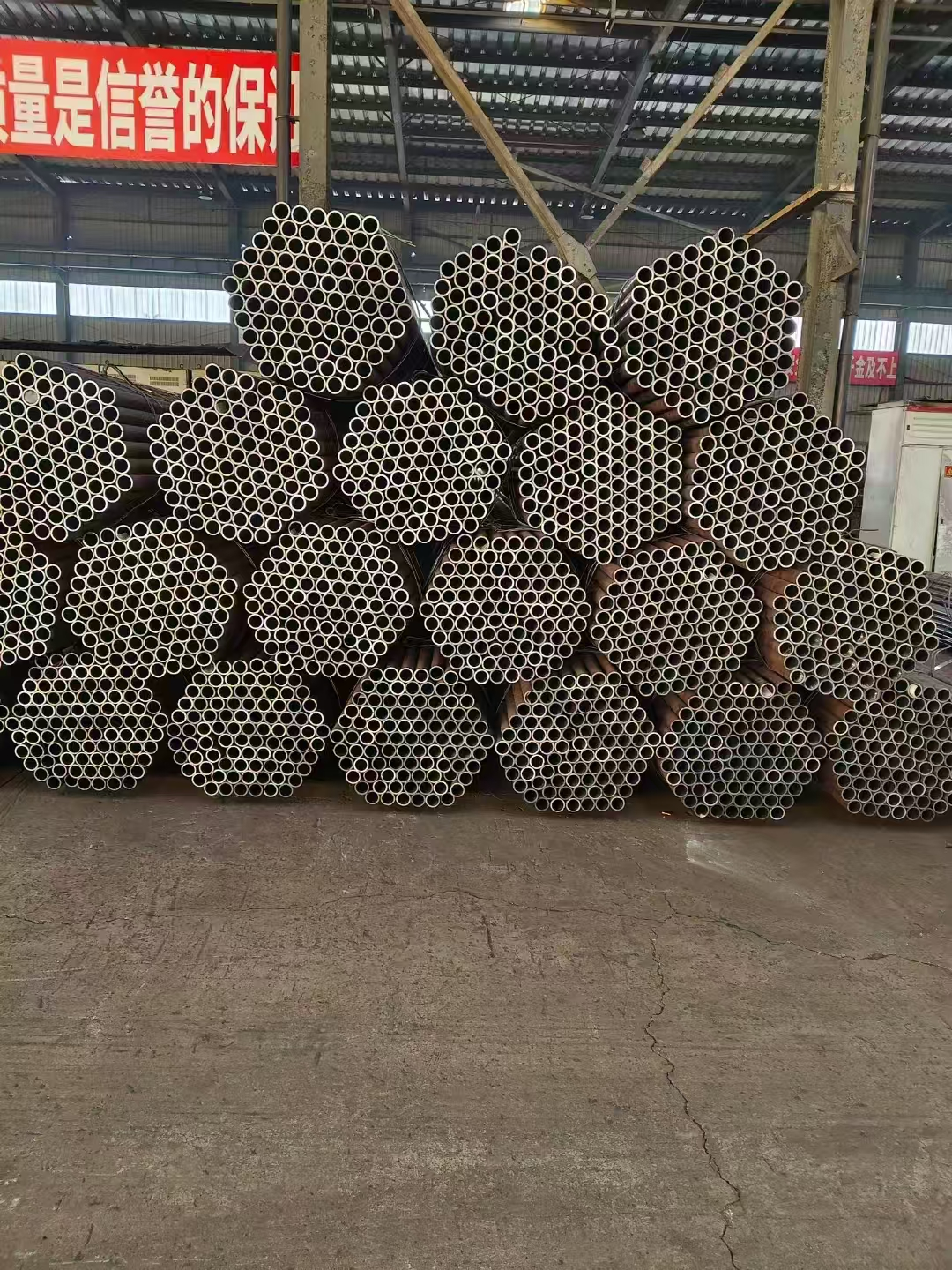 צינור פלדת פחמן באיכות גבוהה ASTM A106 Q235 Q345 A53 צינורות פלדה חלקים מגולגלים חמים לייצור צינורות מקדחים להובלת נפט