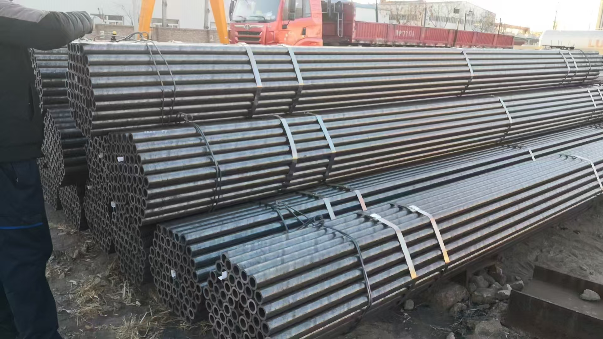 צינור פלדת פחמן באיכות גבוהה ASTM A106 Q235 Q345 A53 צינורות פלדה חלקים מגולגלים חמים עבור מפעל צינורות מקדחים לתחבורה נפט
