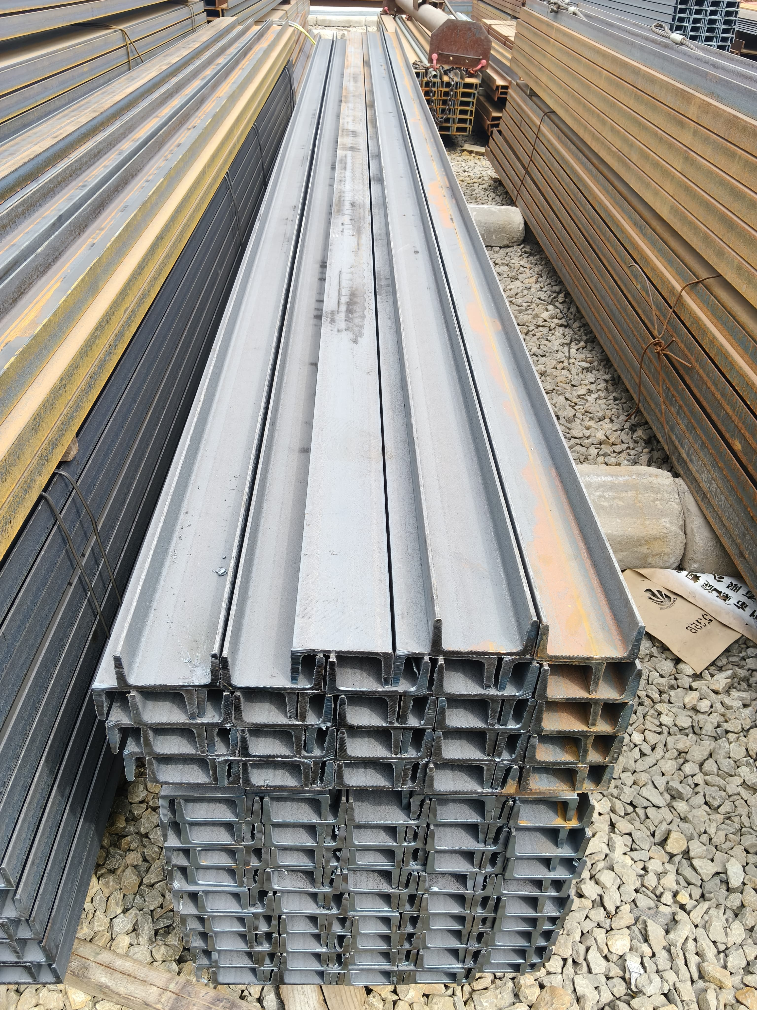 תוצרת סין Q355b/C/D/E תעלות פלדה Upe300 C Channel Steel במפעל מחירים תחרותיים